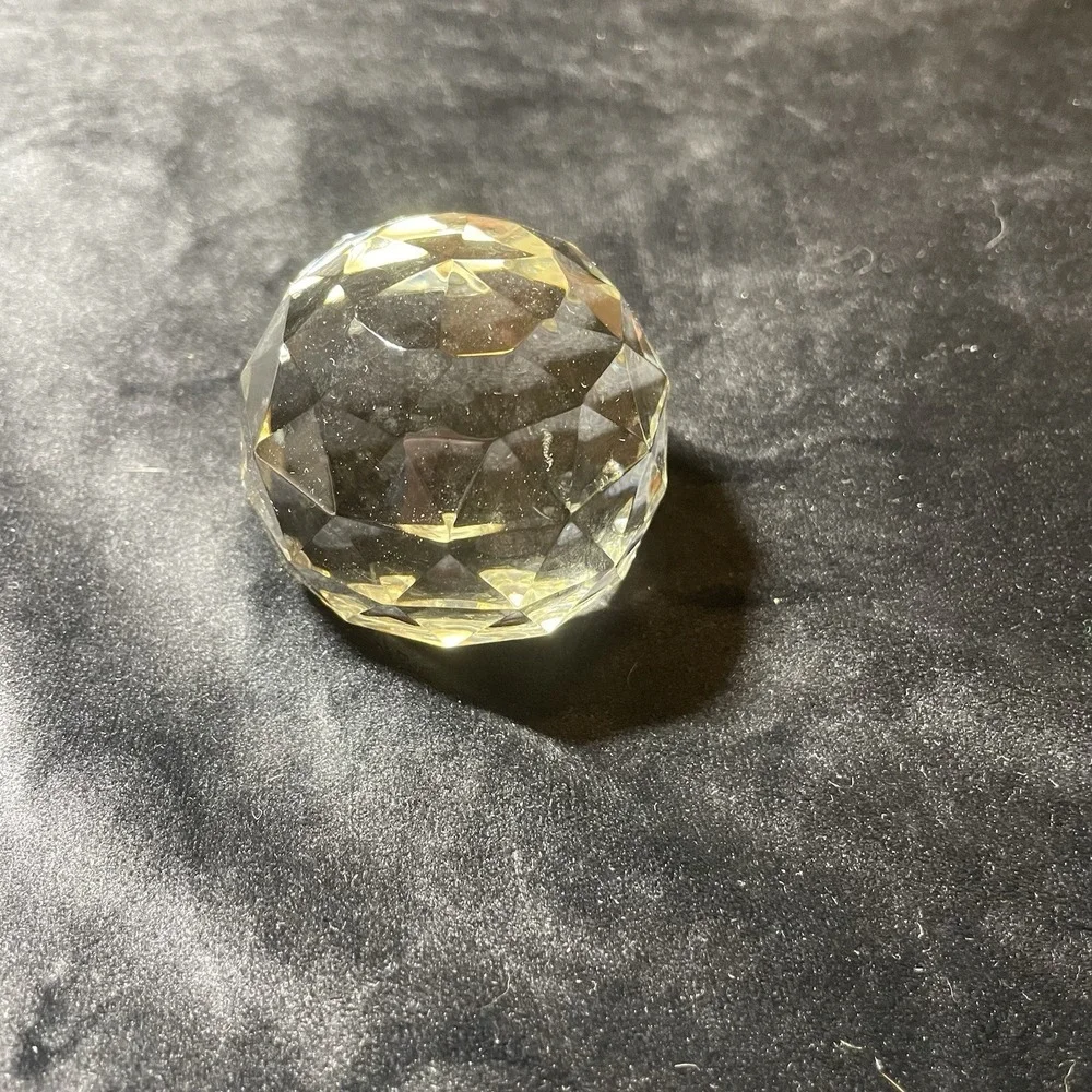 COLLECTIBLE CRYSTAL CLEAR SPHERE HEXAGONS DECORATIVE.